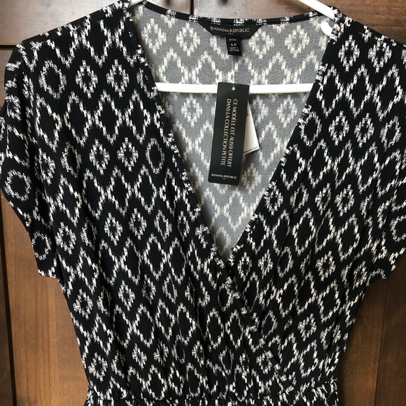 Banana Republic S Petit black and white jumpsuit. Short sleeve with pockets! - Picture 3 of 9